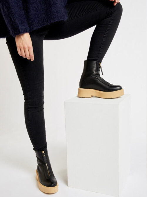 vela-front-zip-black-ankle-boots-230_667x1000