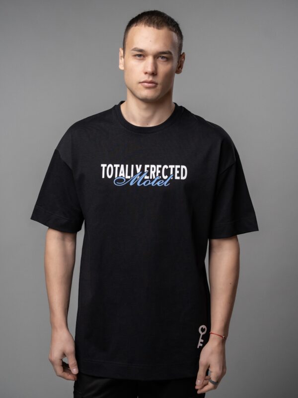 Черна овърсайз тениска - room 69